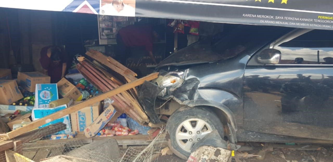 Sebuah mobil ketika menabrak beberapa warung, sepeda motor dan menyebabkan satu orang tewas, tak jauh dari Jembatan Kahayan, kawasan Pahandut Seberang, arah Palangka Raya-Pulang Pisau, Minggu (25/5).