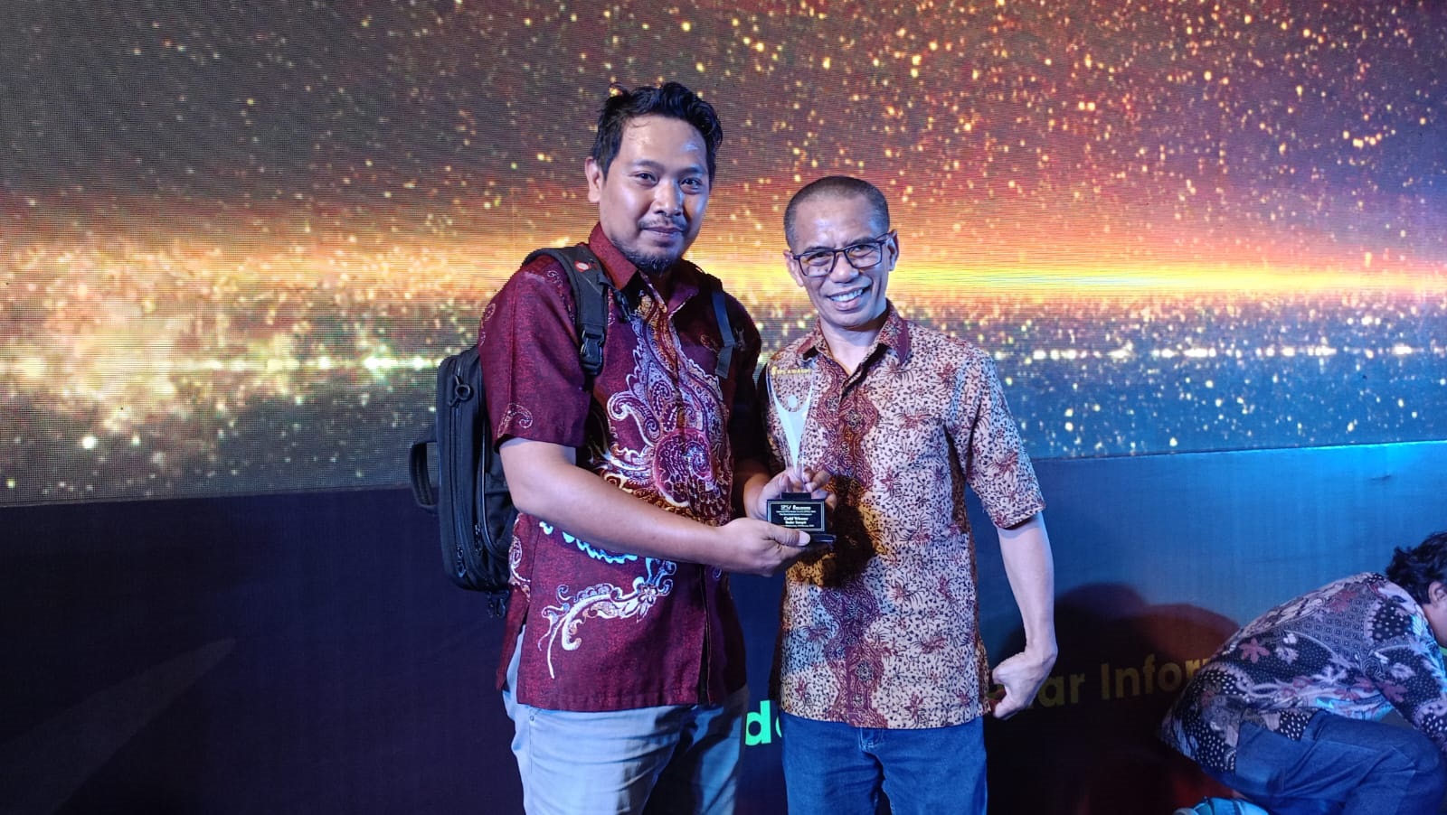 PRESTASI: Koordinator Liputan Radar Sampit Heru Prayitno bersama Ketua Komisi Digital Dewan Pers Dahlan Dahi setelah menerima penghargaan, Jumat (23/5) di Sekretariat Dewan Pers Jakarta.
