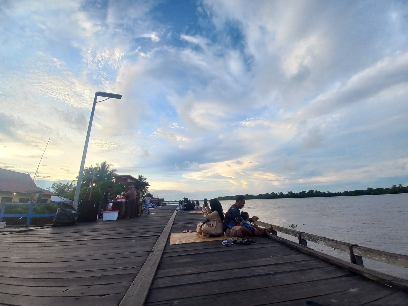 LENGANG: Suasana Dermaga Biru Sungai Undang di sore hari, Minggu (25/5). Nampak sejumlah warga sedang bersantai.