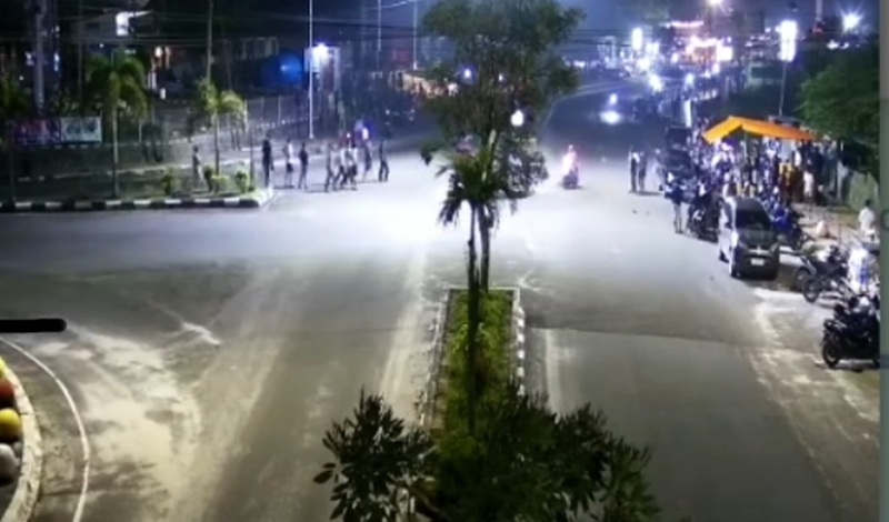 TAWURAN: Lokasi tawuran di depan City Mall, Jalan Iskandar, kawasan Bundaran Pancasila, Pangkalan Bun, Sabtu (24/5) pukul 22.30 WIB. KOKO&nbsp;SULISTYO/RADAR SAMPIT  &nbsp;