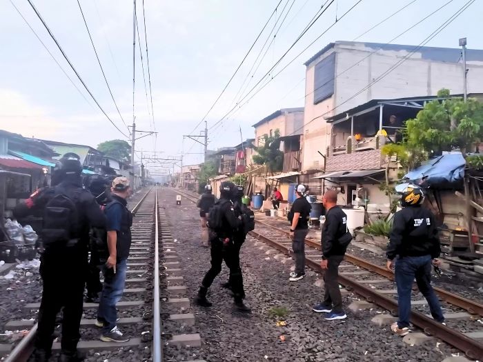 KAMPUNG NARKOBA: Brimob Polda Metro Jaya dan Polres Metro Jakarta Utara mengamankan 9 orang orang saat penertiban kampung Bahari, Tanjung Priok, Jakarta Utara, Sabtu (24/5) malam. (Istimewa)