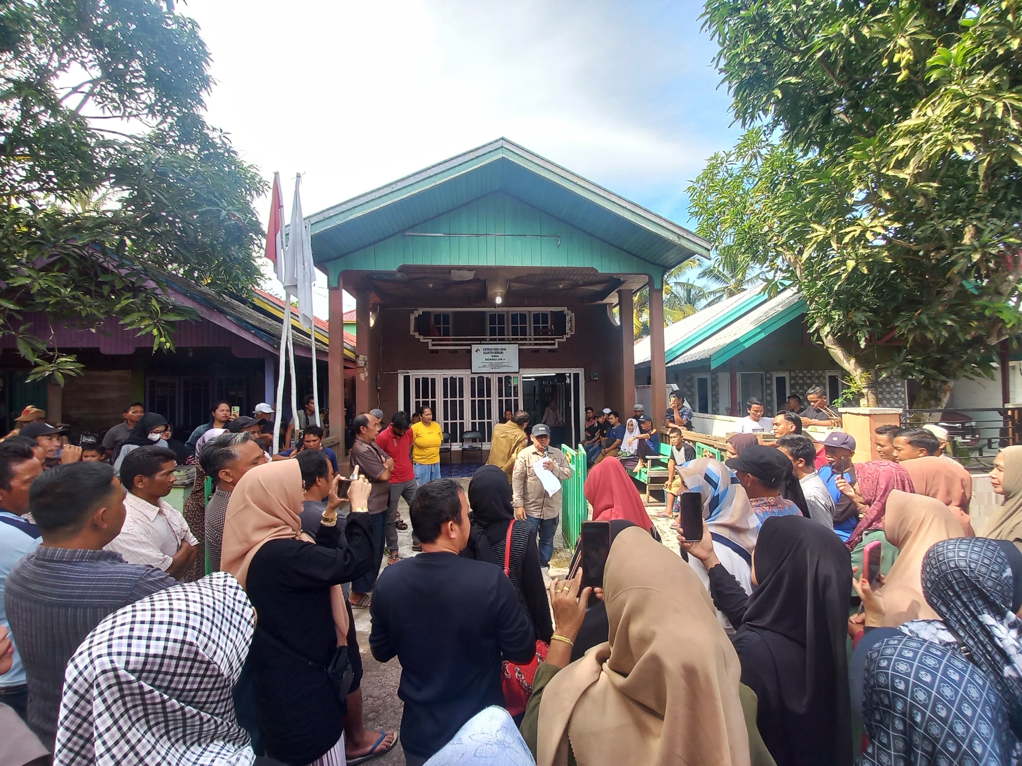 ASPIRASI: Ratusan warga Sembuluh II kumpul di depan Kantor Koperasi sampaikan keluhan, Senin (26/5). (RIFANI/RADAR SAMPIT).
