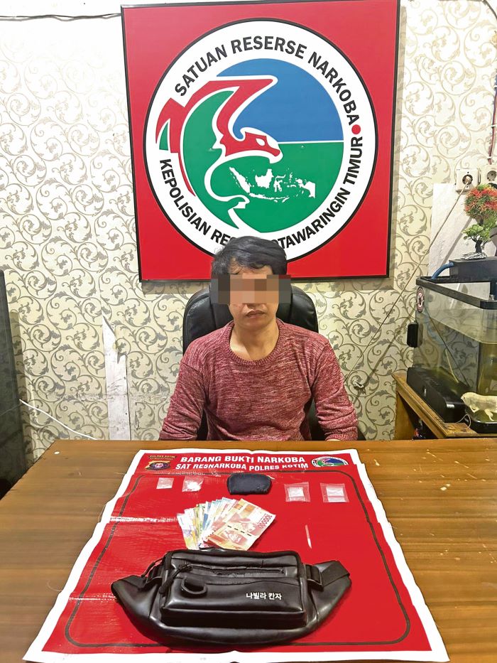 NARKOBA : Pelaku H alias Anjang (41) diamankan beserta barang bukti narkoba di kantor polisi. POLRES KOTIM For RADAR SAMPIT