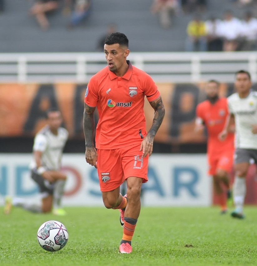Aksi Stefano Lilipaly saat membela Borneo FC di Liga 1 Indonesia.