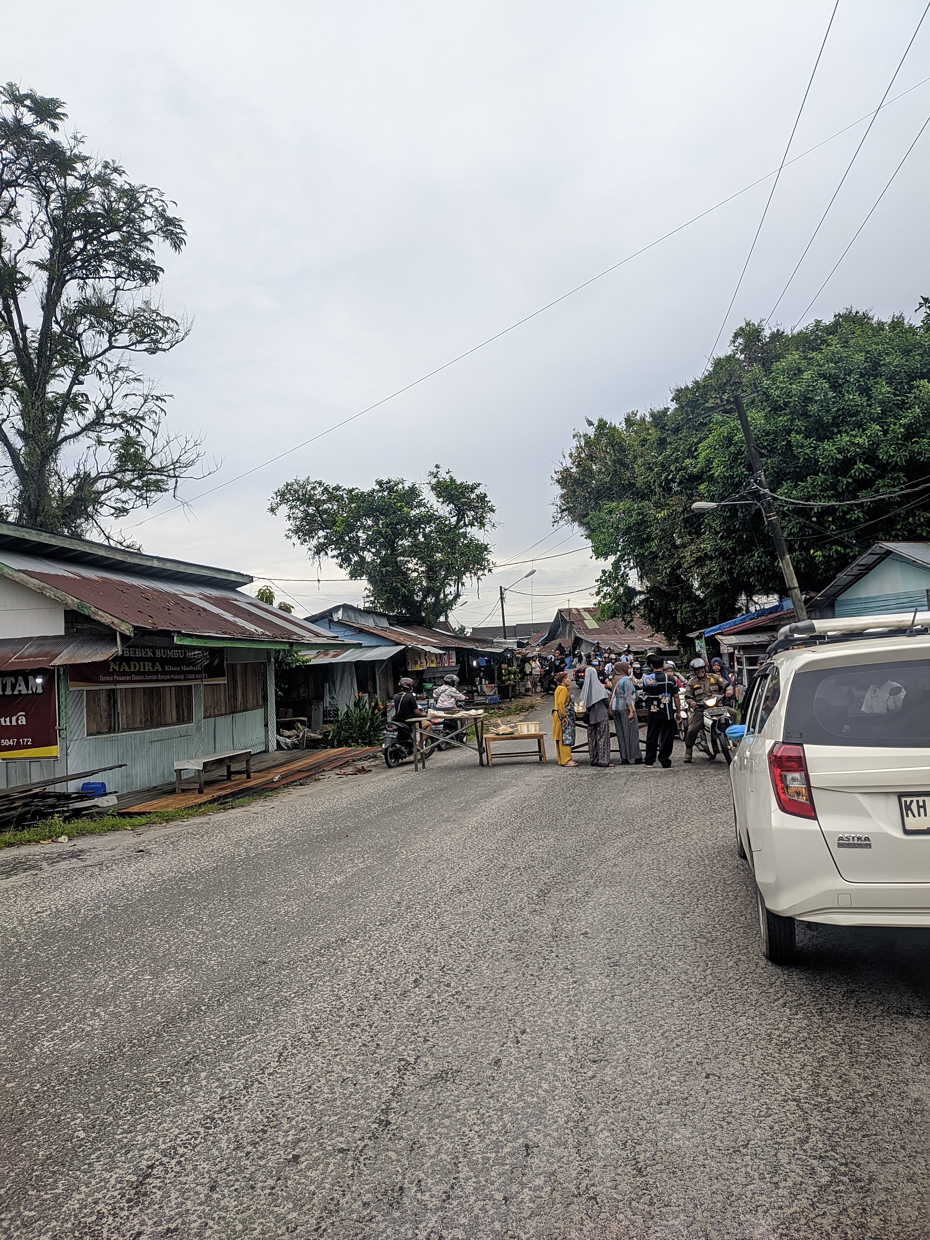 HEBOH: Sejumlah pedagang ayam di pasar keramat melakukan aksi protes hingga meletakan lapak jualannya di badan jalan, Selasa (27/5) pagi. (Jaka Purnama/Radar Sampit)