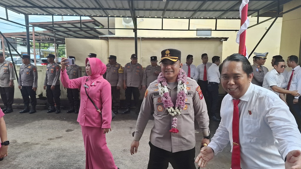 KEDINASAN: Kapolres Kotim AKBP Resky Maulana Zulkarnain saat berkunjung ke Mapolsek Ketapang, baru-baru ini.