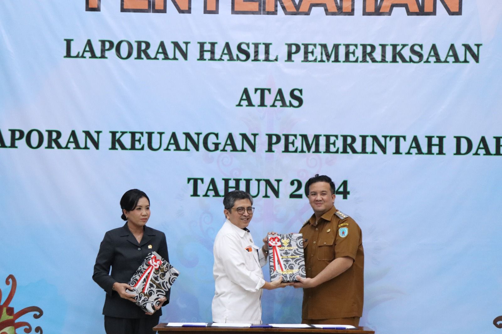 WTP: Bupati Lamandau bersama Wakil Ketua DPRD Lamandau, saat menerima LHP dari BPK RI Perwakilan Kalteng, Senin (26/5).&nbsp;Diskominfo Lamandau for Radar Sampit