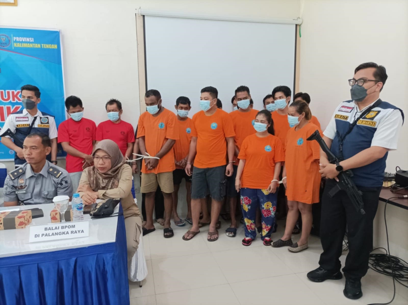 Belasan tersangka peredaran narkotika lintas kabupaten/kota di Kalteng, saat diekspose BNNP Kalteng, bersamaan dengan pemusnahan barang bukti, Selasa (27/5).