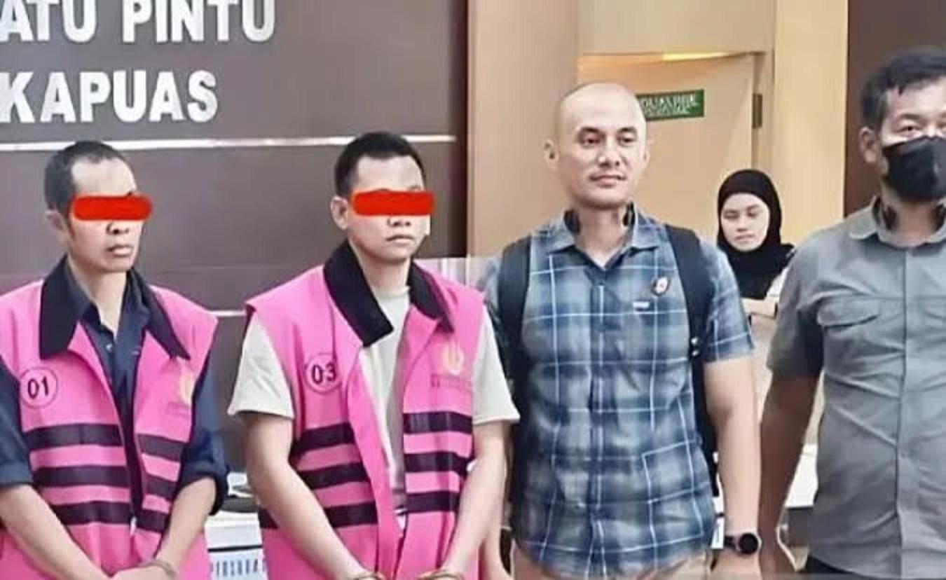 Dua tersangka inisial GB dan MA saat diserahkan Polres Kapuas ke Kejari Kapuas.