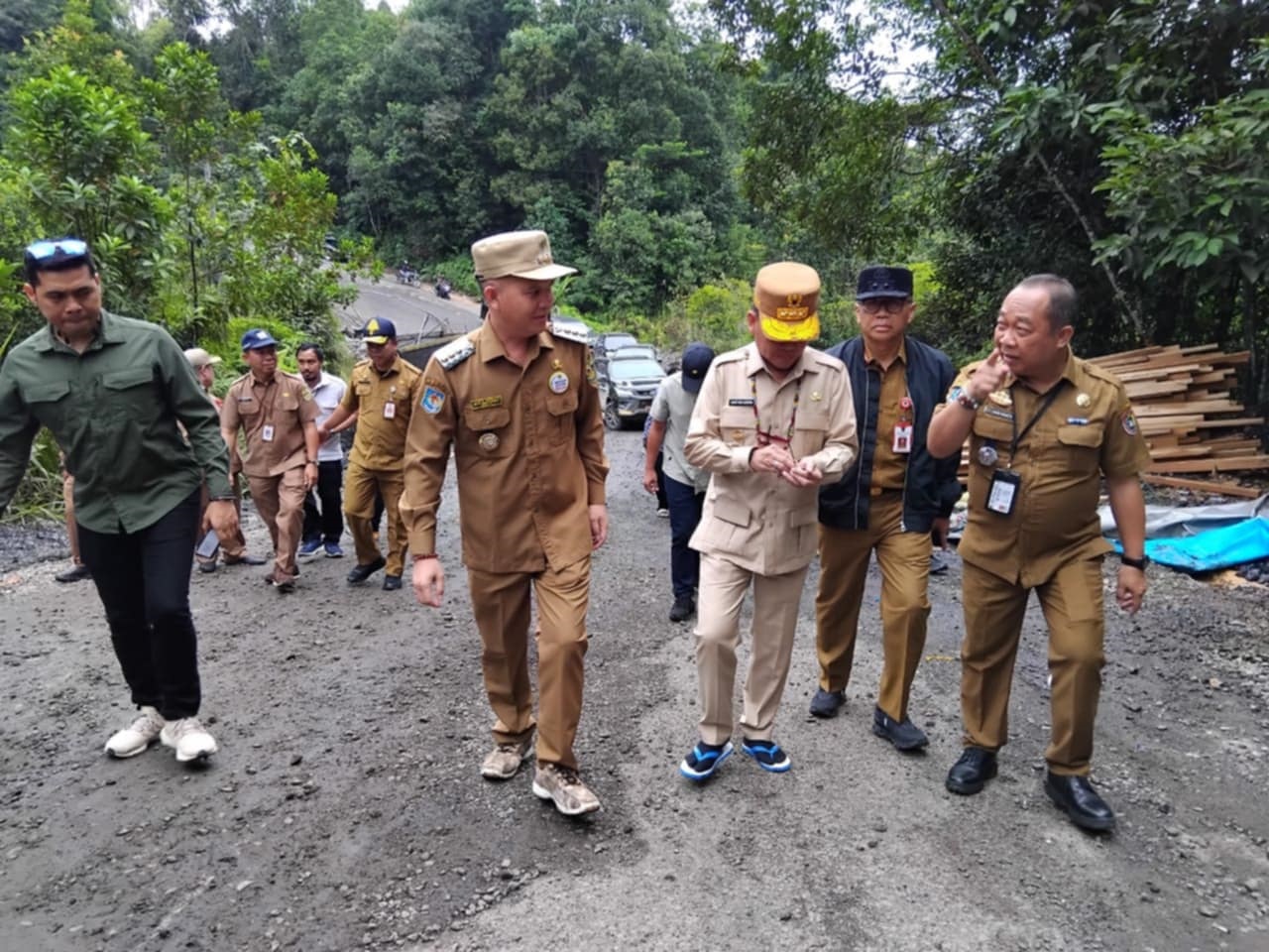 SIDAK: Gubernur Kalimantan Tengah&nbsp;&nbsp;Agustiar Sabran melakukan pengecekan jalan dan angkutan di Jalan Kuala Kurun- Palangka Raya , tepatnya di Desa Dahian Tabuk, Kecamatan Mihing Raya, Selasa (27/5/2025