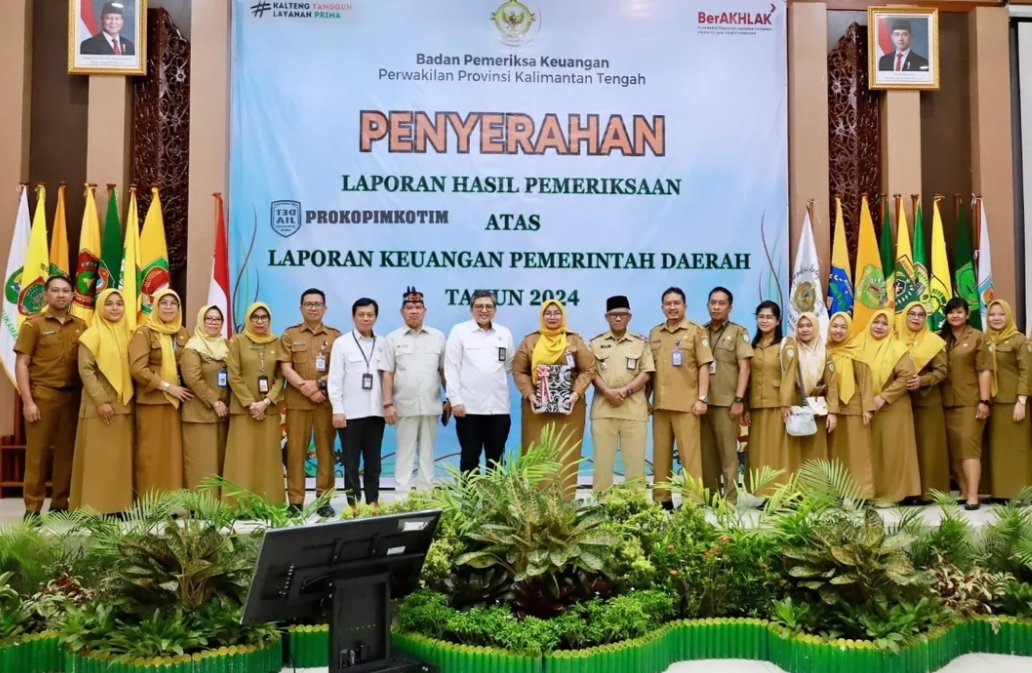 AKUNTABEL: Wakil Bupati Kotim Irawati&nbsp;dan Pj Sekda Kotim Masri, serta jajaran saat&nbsp;hadir pada acara penyerangan LHP&nbsp;keuangan, di kantor BPK Perwakilan Provinsi&nbsp;Kalteng, Senin (26/5). PROKOPIMKOTIM FOR