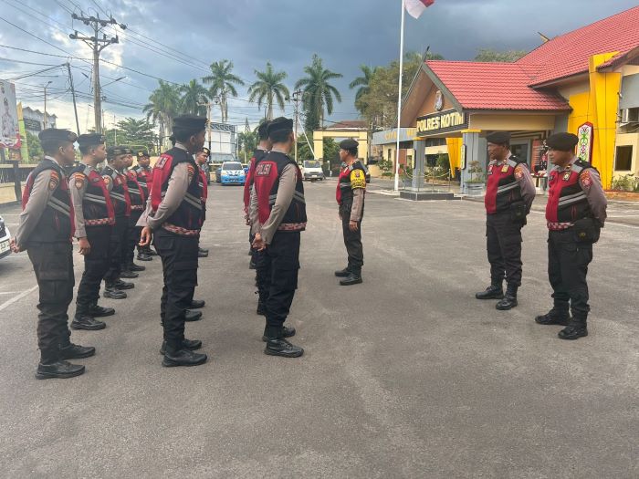 SATGAS : Kasatsamapta Polres Kotim AKP Agung Budi Santoso  memimpin apel patroli cegah premanisme, baru-baru tadi. Polres Kotim For Radar Sampit