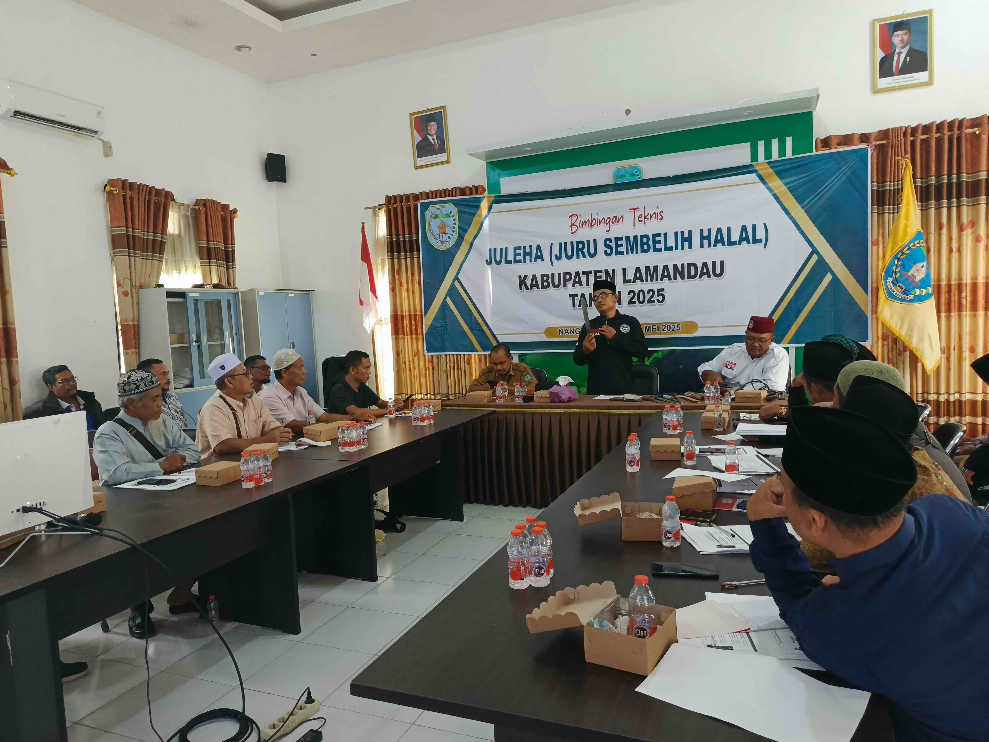 Narasumber menyampaikan materi terkait penyembelihan hewan kurban kepada para juru sembelih halal di Lamandau