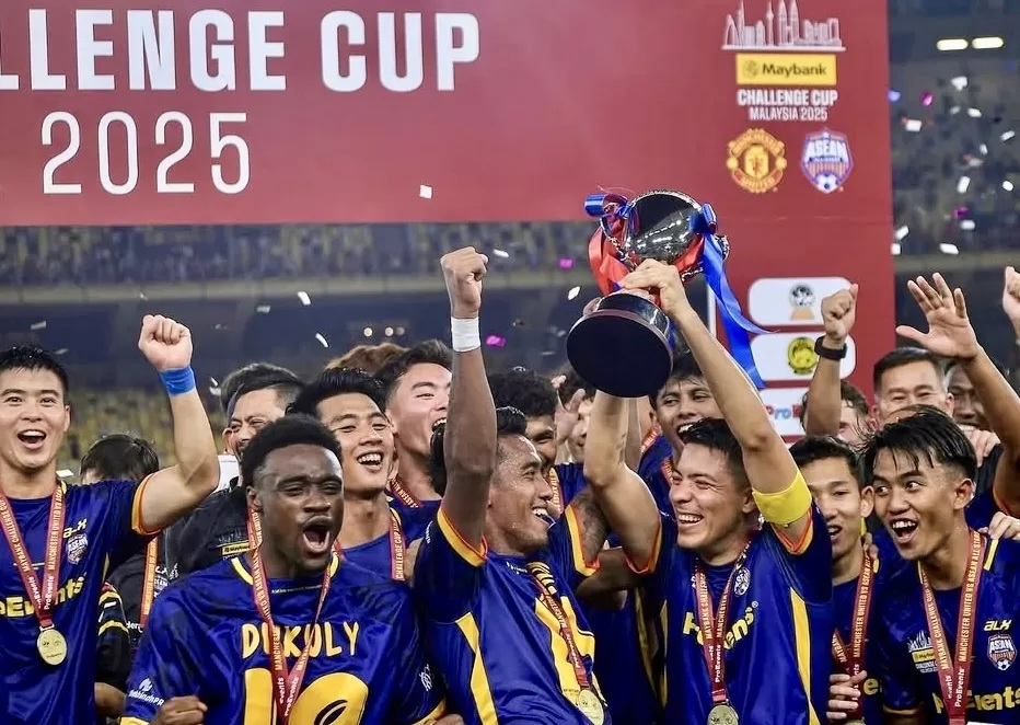 Malik Risaldi dan Kakang Rudianto bersama pemain ASEAN All Stars lainnya tampak ikut merayakan kemenangan 1-0 atas Manchester United (Dok. seasiagoal/instagram)