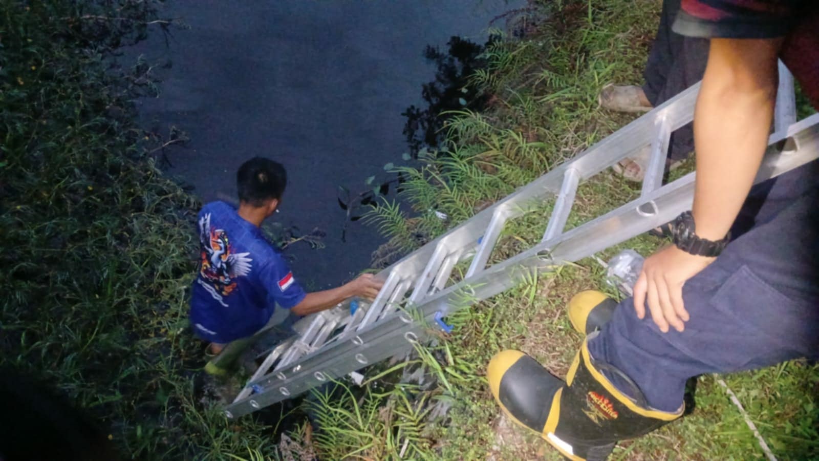 EVAKUASI: Petugas Damkar Palangka Raya saat mengambil joran pancing yang dilaporkan warga.&nbsp;DAMKAR KOTA PALANGKA RAYA/RADAR SAMPIT