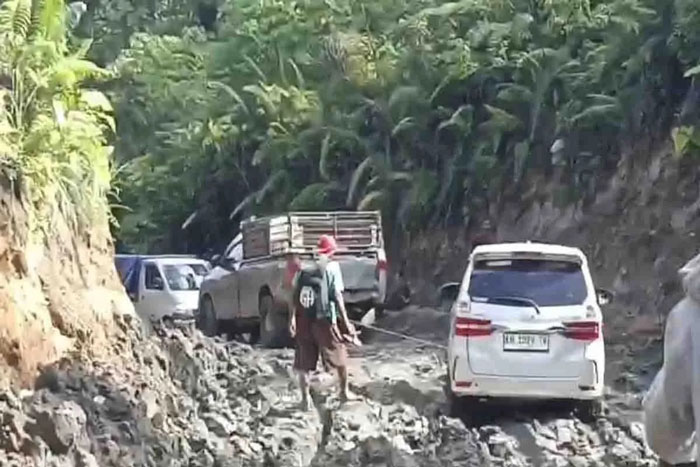INFRASTRUKTUR : Kondisi ruas jalan penghubung di Desa Buhut Jaya menuju Ibu Kota Kecamatan Kapuas Tengah, Kabupaten Kapuas, mengalami rusak parah, Rabu (28/5/2025). (ANTARA/HO-warga).