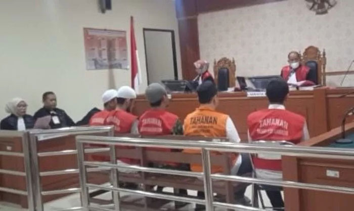 VONIS: Para kaki tangan gembong narkoba Fredy Pratama alias Miming mendengarkan Majelis Hakim PN Banjarmasin membacakan vonisnya. (Foto: Muhammad Oscar Fraby/Radar Banjarmasin)