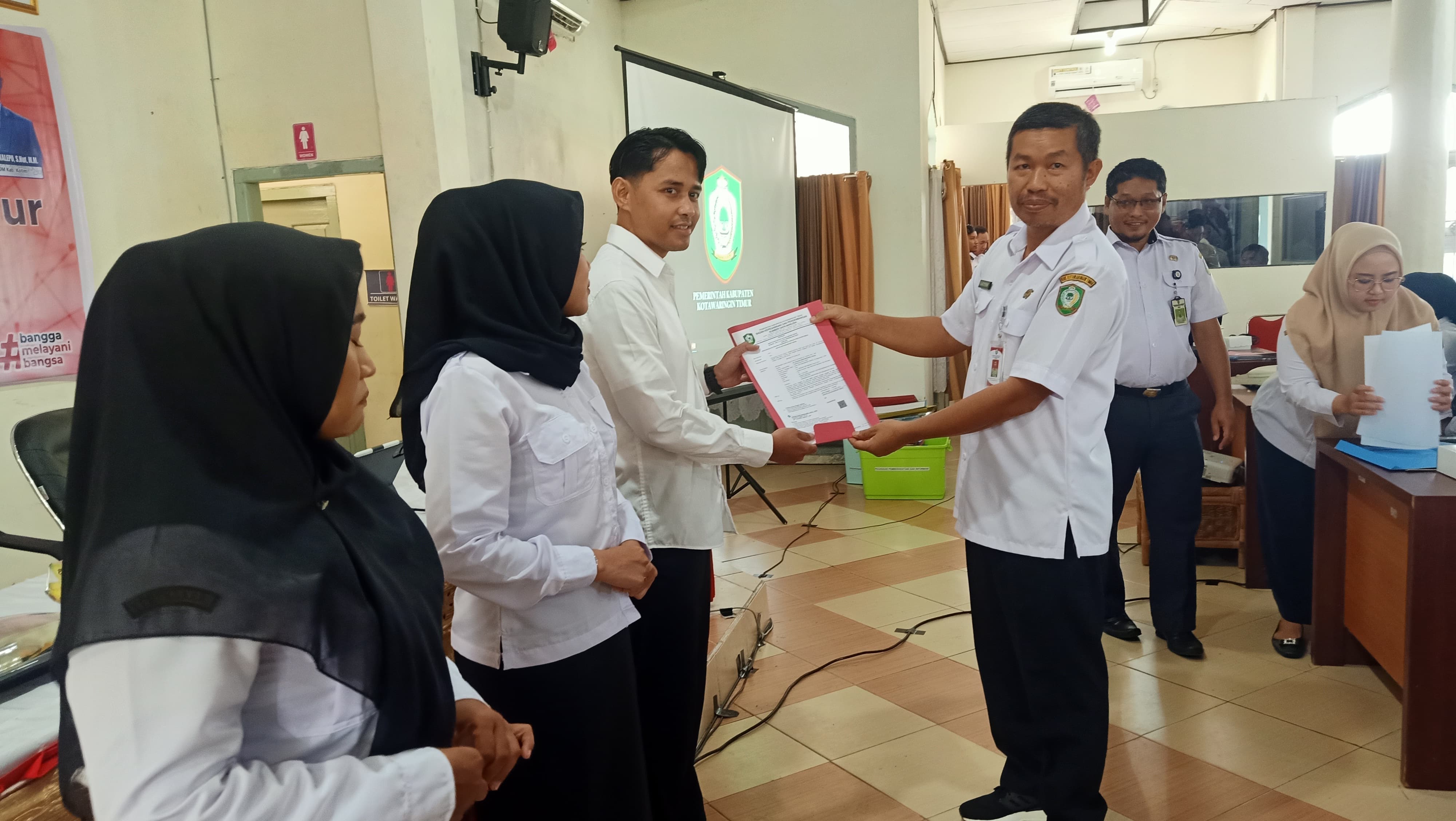 SIMBOLIS: Kepala BKPSDM Kotim Kamaruddin Makalepu menyerahkan secara simbolis SK PPPK 2024 tahap I, Rabu (28/5).&nbsp;YUNI/RADAR SAMPIT