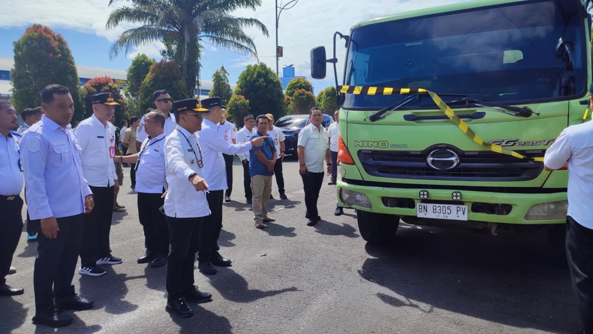 KEPERGOK MELANGGAR: Gubernur Kalteng Agustiar Sabran langsung mengamankan angkutan CPO yang bebannya melebihi kapasitas dan kekuatan jalan, Rabu (28/5).&nbsp;DODI/RADAR SAMPIT