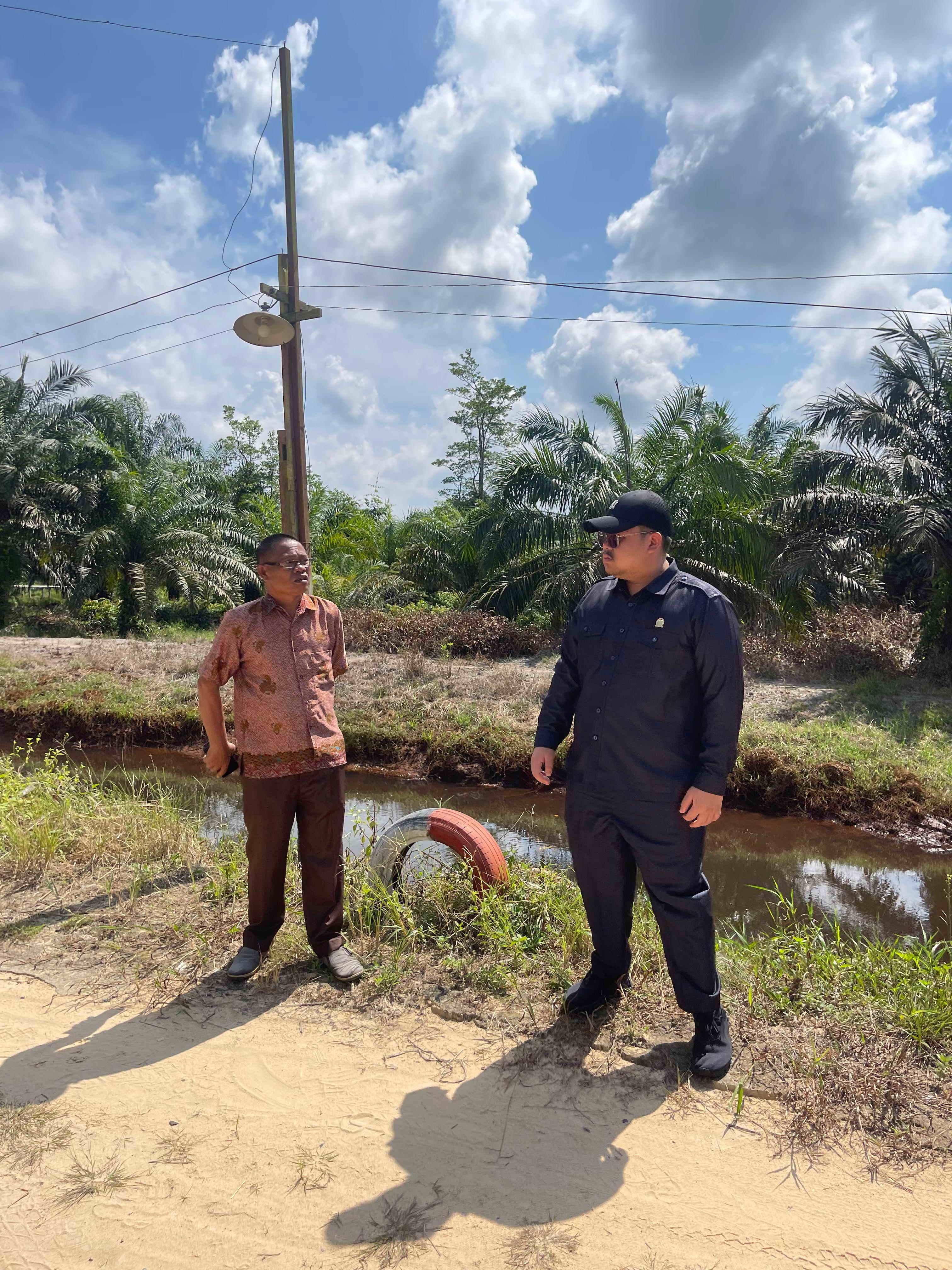 Anggota Komisi C Dewan Perwakilan Rakyat Daerah (DPRD) Kobar M Yasir Fajar Afrizal meninjau jalan di Desa Kumpai Batu Bawah.