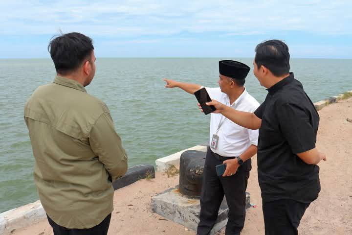 Pihak OJK Kalteng dan Asisten 3 Setda Seruyan Sugian Noor, saat mengunjungi Pelabuhan Teluk Segintung, baru-baru tadi, (30/5).