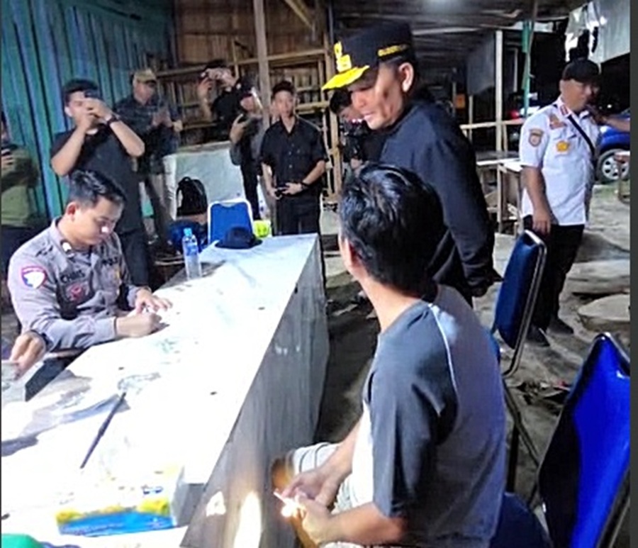 Gubernur Kalteng Agustiar Sabran saat penindakan kendarana kelebihan muatan di jalan Kuala Kurun - Palangka Raya