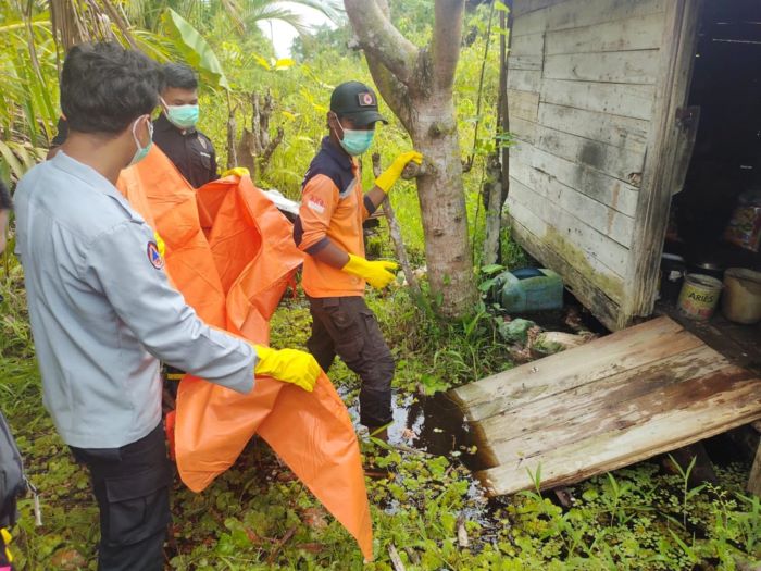 EVAKUASI : Petugas mengevakuasi jenazah Enggon, kakek 81 tahun yang ditemukan tak bernyawa di sebuah rumah di Jalan Tjilik Riwut Km 11, Palangka Raya. Jumat (30/5/2025). FOTO DODI/RADAR PALANGKA