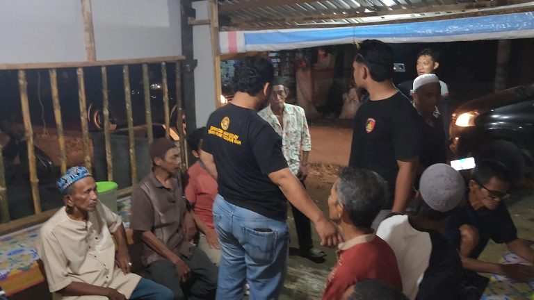 TERTANGKAP BASAH: Satreskrim Polres Kapuas meringkus AR yang tengah asyik bertransaksi judi online di Desa Tamban Baru.&nbsp;HUMAS POLRES KAPUAS/RADAR SAMPIT