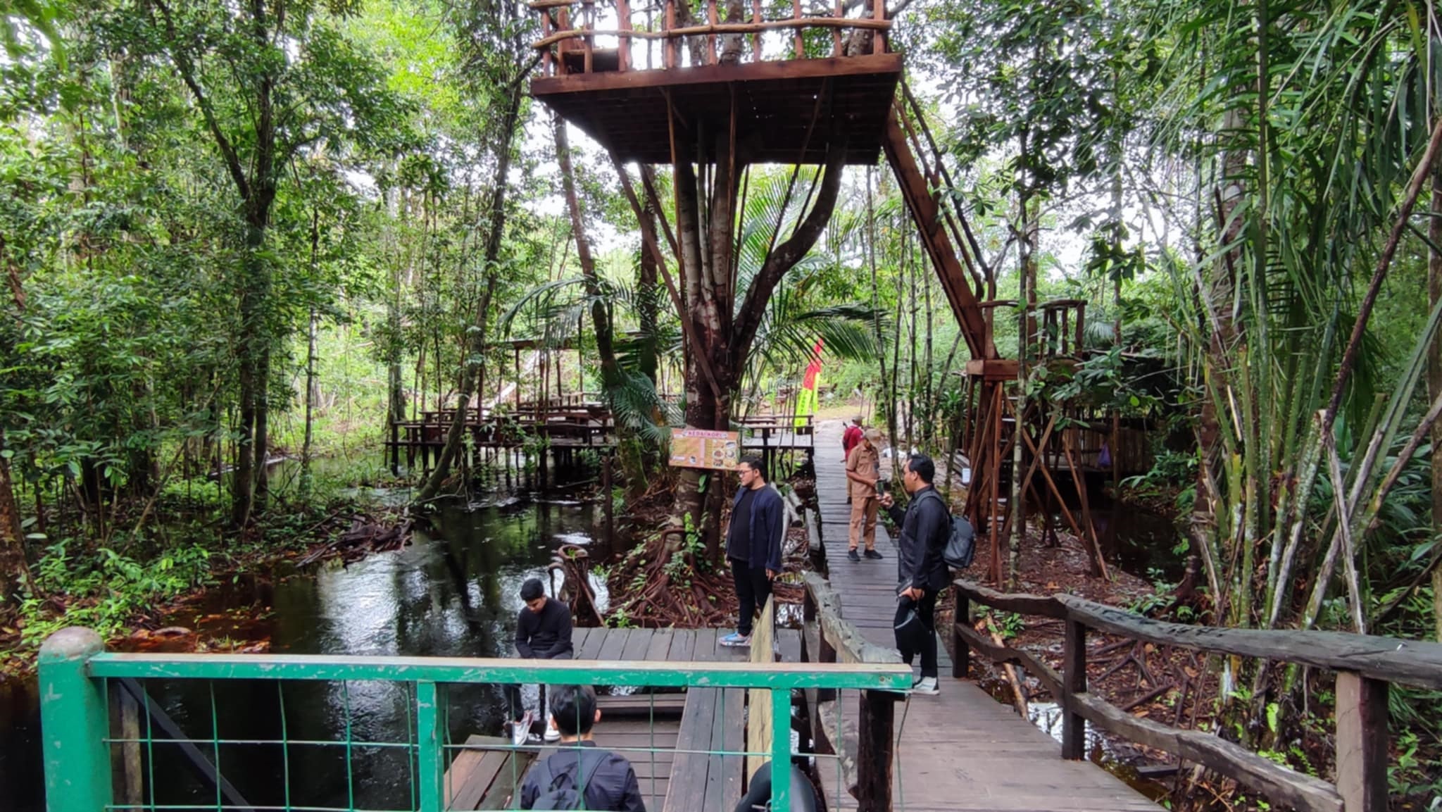 WISATA KOTA: Suasana Hutan Kota Nyaru Menteng membuat Syakir Daulay terpukau dan antusias saat mengunjunginya.&nbsp;DODI/RADAR SAMPIT