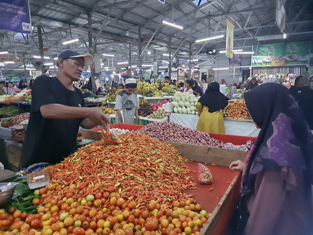 TAK STABIL: Pedagang cabai di Pasar Al Kamal sedang melayani pembeli, Jumat (30/5).HENY/RADAR SAMPIT