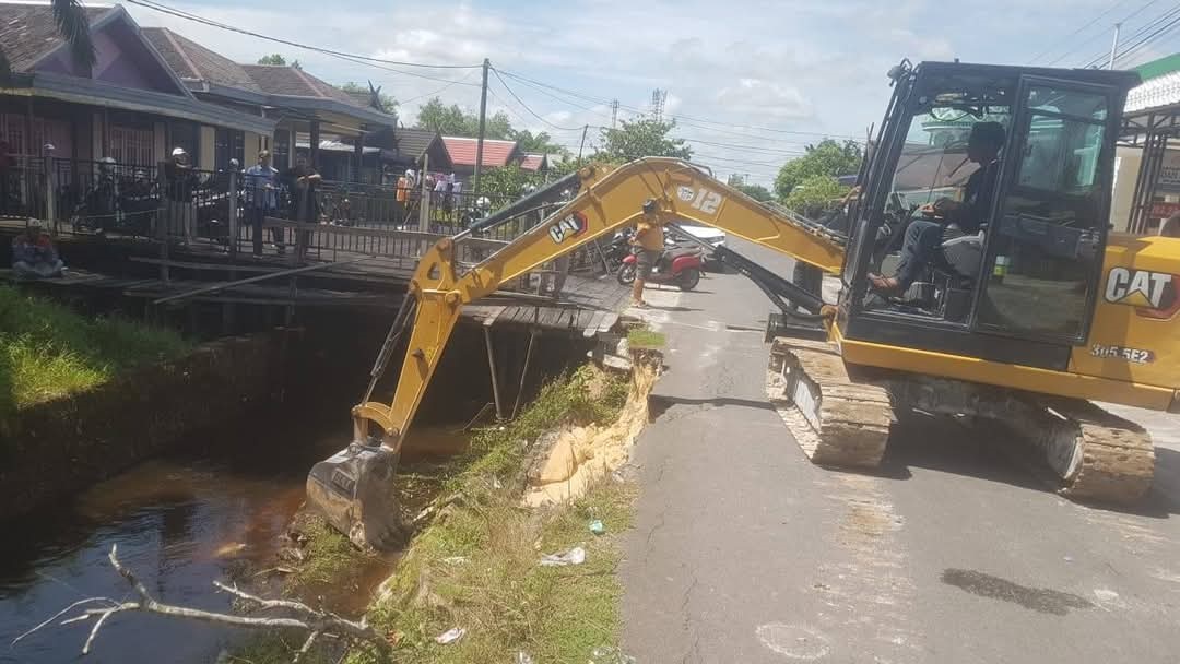 : Alat berat sedang memperbaiki akses jalan di Sungai Bebaga belakang Masjid Al-Hikmah Kelurahan Baru.