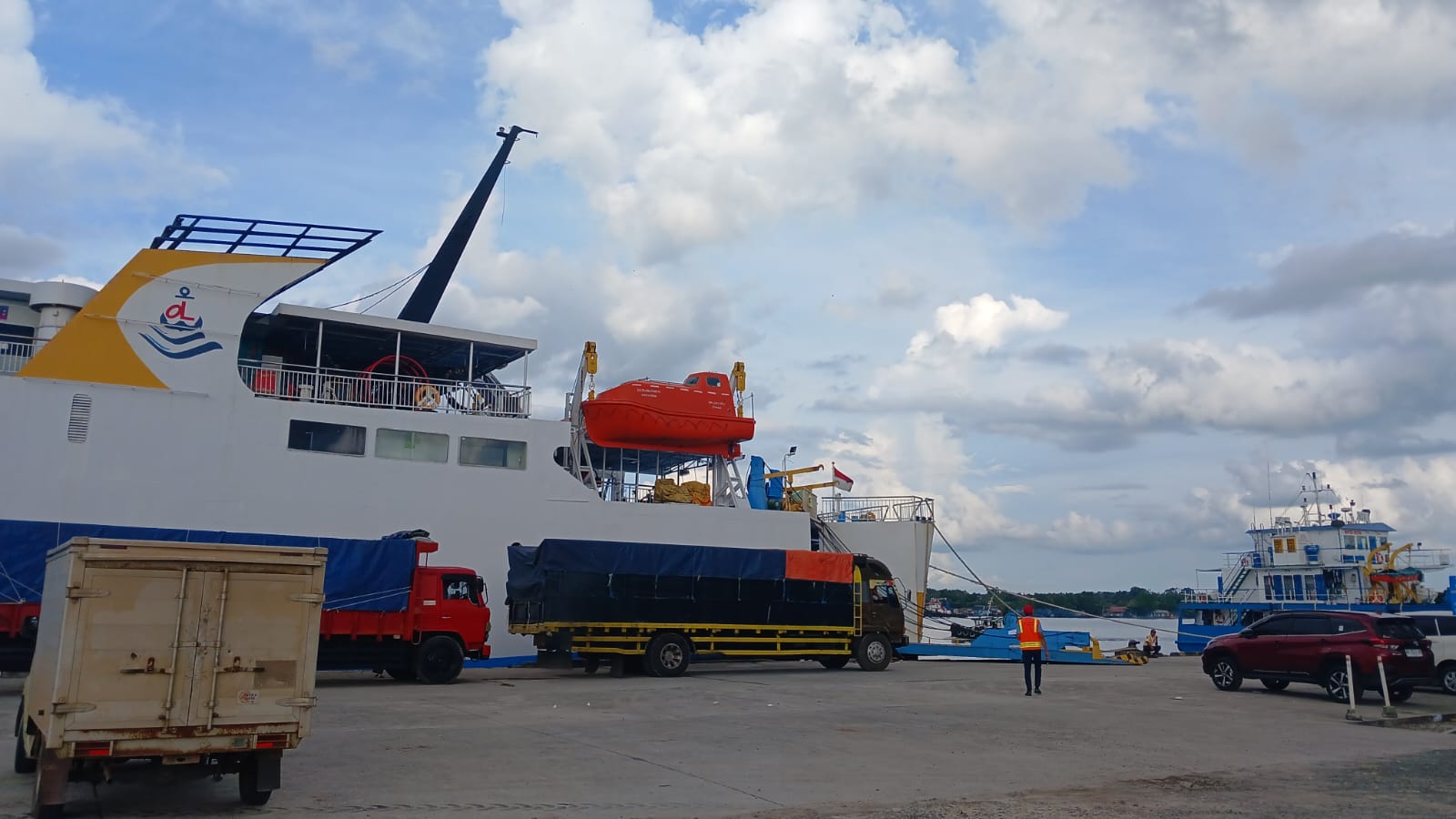 PELABUHAN: Aktivitas muat barang ke kapal milik PT DLU Cabang Sampit di Pelabuhan Sampit, belum lama ini.&nbsp;PT DLU CABANG SAMPIT FOR RADAR SAMPIT