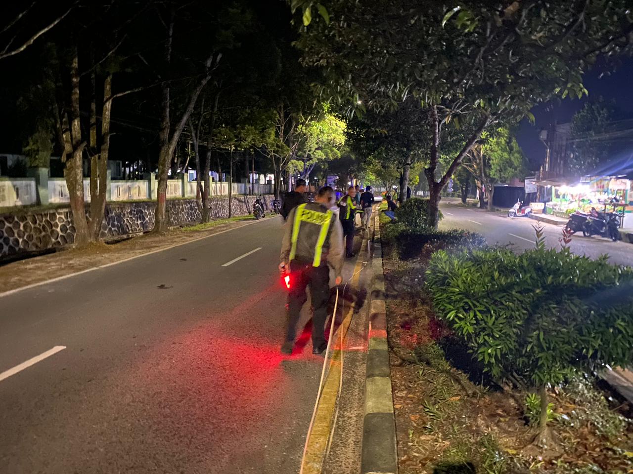 Satlantas Polresta Kobar saat olah kejadian kecelakaan lalulintas di Jalan Iskandar, Kelurahan Madurejo, Kecamatan Arut Selatan, Kabupaten Kotawaringin Barat, Sabtu (31/5) pukul 01.30 WIB.