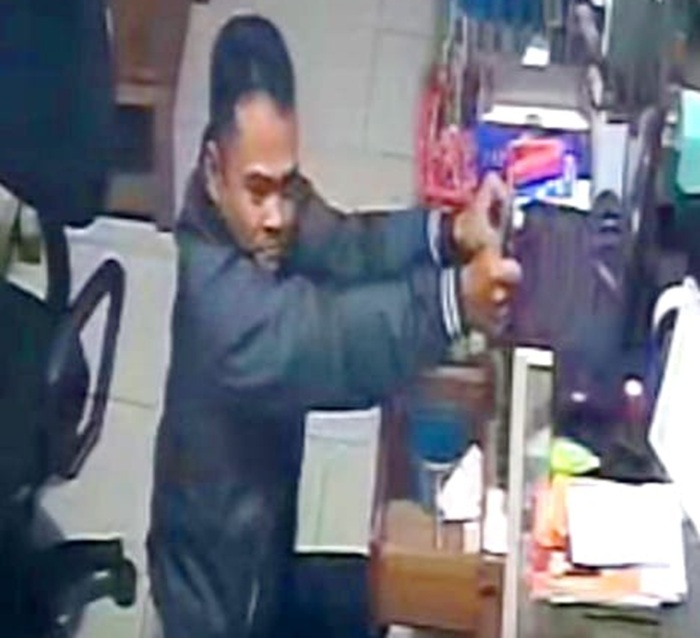 Viral : Seorang pelaku pencuri terekam kamera CCTV saat membobol toko ATK di Jalan Kapten Mulyono, Sampit, Jumat (30/5) dini hari. (Ilham/radar sampit)