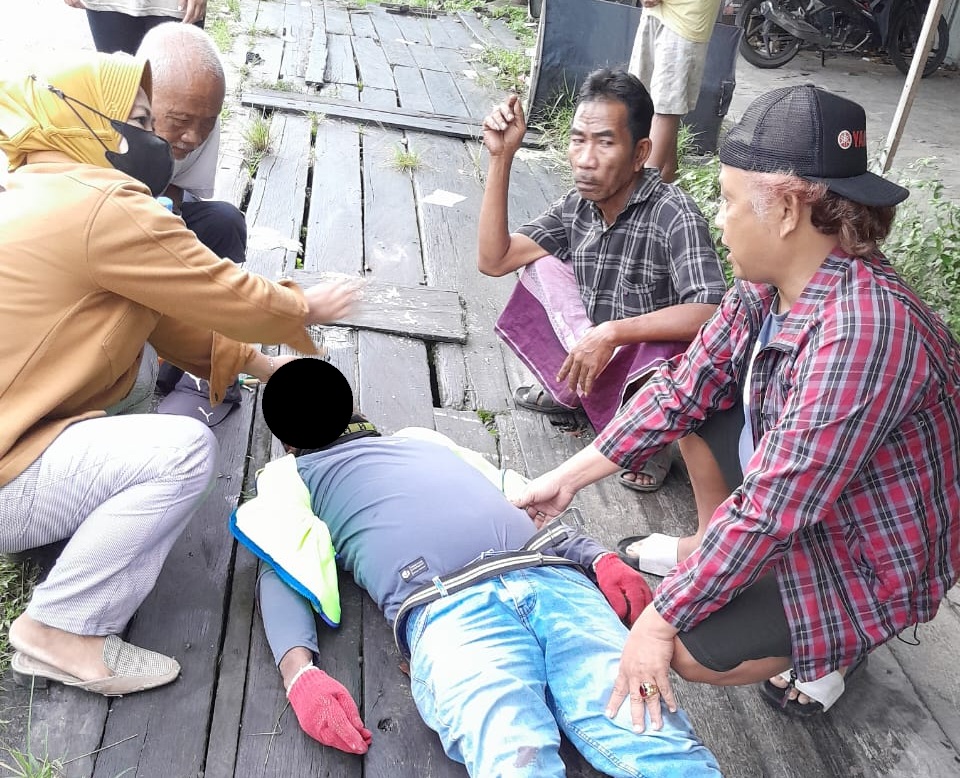 DITABRAK: Sejumlah warga saat evakuasi korban laka lantas di perempatan Jalan Tjilik Riwut - Sampurna, Kecamatan Mentawa Baru Ketapang, Sampit, Minggu (1/6) pagi.ILHAM/RADAR SAMPIT