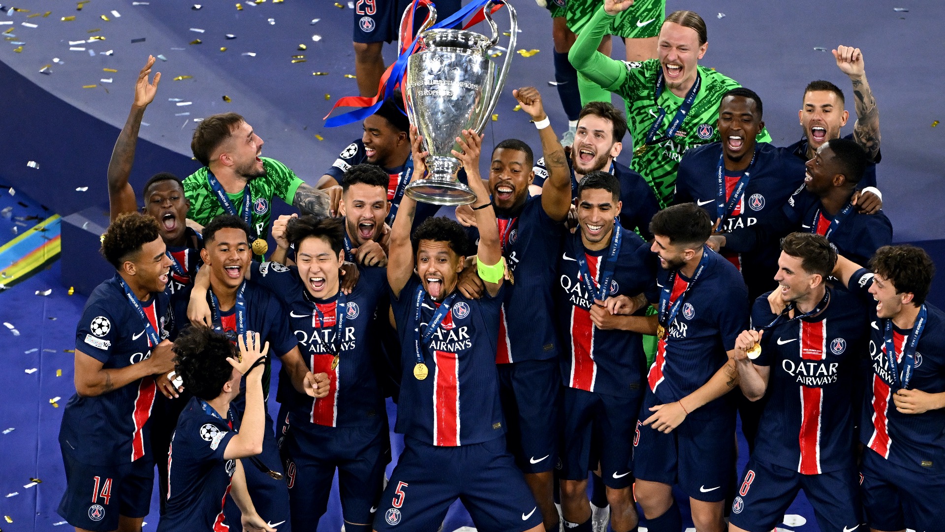 Para pemain PSG saat mengangkat Piala Liga Champions 2024/2025 usai mengalahkan Inter Milan di final, Minggu (1/6) dini hari