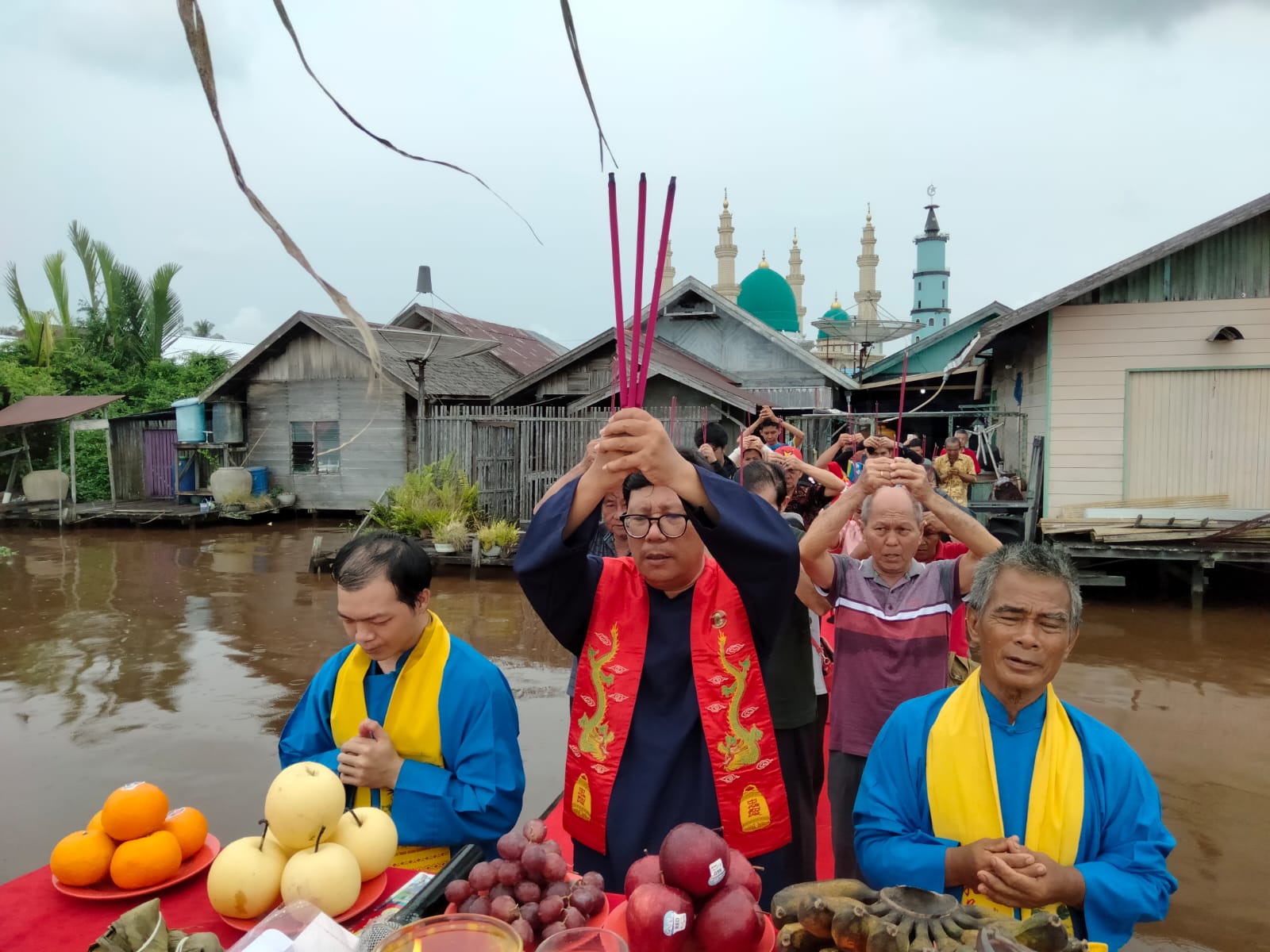 IBADAH: Ibadah Sembahyang Besar Yue saat Duan Yang, Go Gwee Ce Go 2576 Kongzili. Diperingati oleh Segenap Umat Khonghucu MAKIN Sampit di tepian Dermaga Sungai Mentaya di Samuda (31/5).&nbsp;WENSHI SUHARDI
