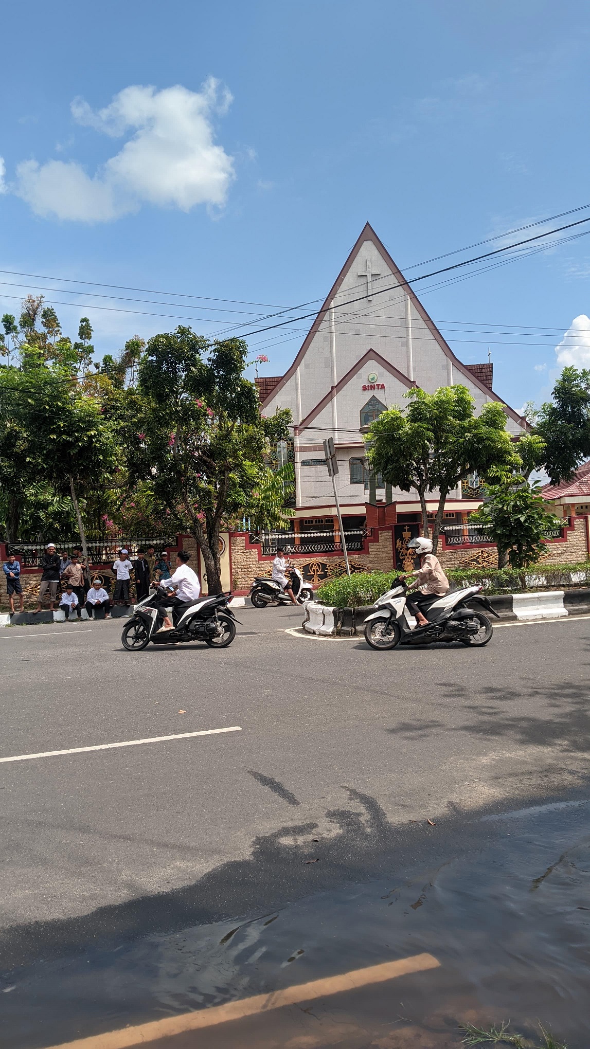 Aksi balapan liar  di siang hari oleh sekumpulan remaja di Jalan Ahmad Yani Kuala Kapuas, baru-baru tadi.
