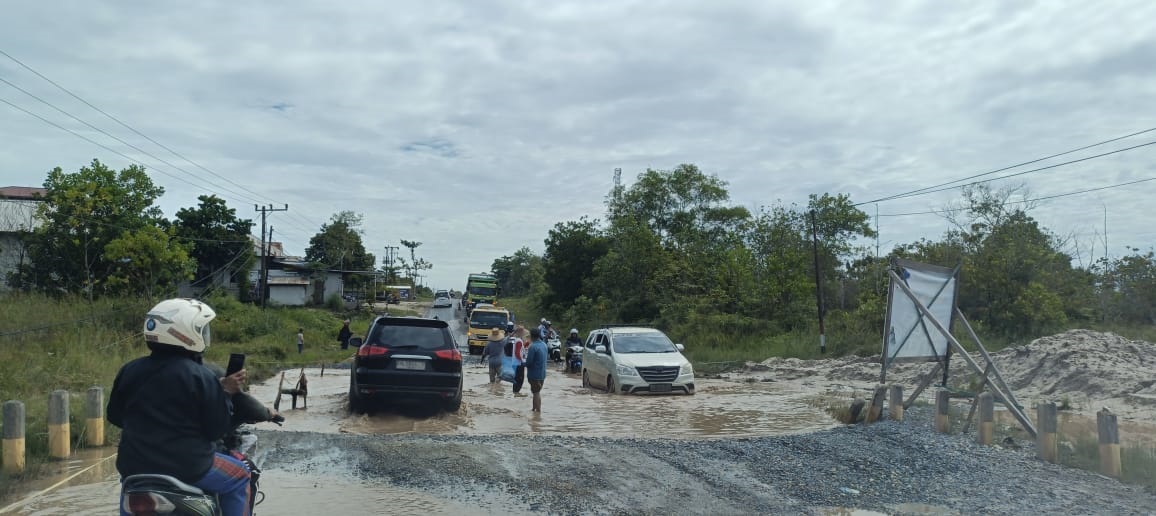 TERENDAM: Ruas Jalan Tjilik Riwut km 18 Kasongan yang terendam luapan air dari saluran di kiri dan kanan jalur Trans Kalimantan tersebut, Minggu (1/6).&nbsp;SITI FAUZIAH/RADAR SAMPIT