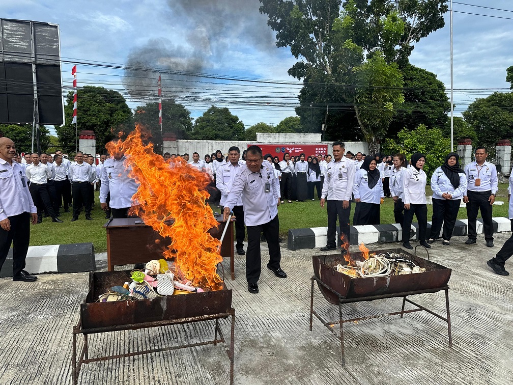 DIBAKAR: Pemusnahan puluhan ponsel berbagai merk, alat pemanas buatan, kabel listrik hingga benda-benda berbahaya dan terlarang yang masuk dalam di lingkungan lapas/rutan, Senin (2/6).