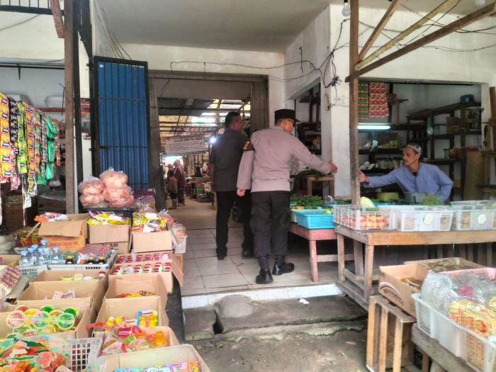 PATROLI JALAN KAKI : Personel Polsek Bukit Batu patroli jalan kaki di Kawasan pasar rakyat Tangkiling, Senin (2/6/2025). POLSEK BUKIT BATU FOR RADAR PALANGKA