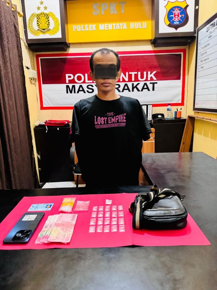 NARKOBA : H alias Dayui (44) bersama barang bukti sabu diamankan di Mapolres Kotim. SATRESNARKOBA/RADAR SAMPIT