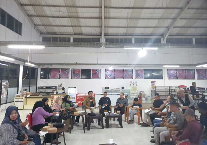 PERTEMUAN: Plt Diskoperindag Kotim Johny Tangkere saat pertemuan bersama asosiasi pelaku UMKM di Swalayan UMKM, Sabtu (31/5) malam.