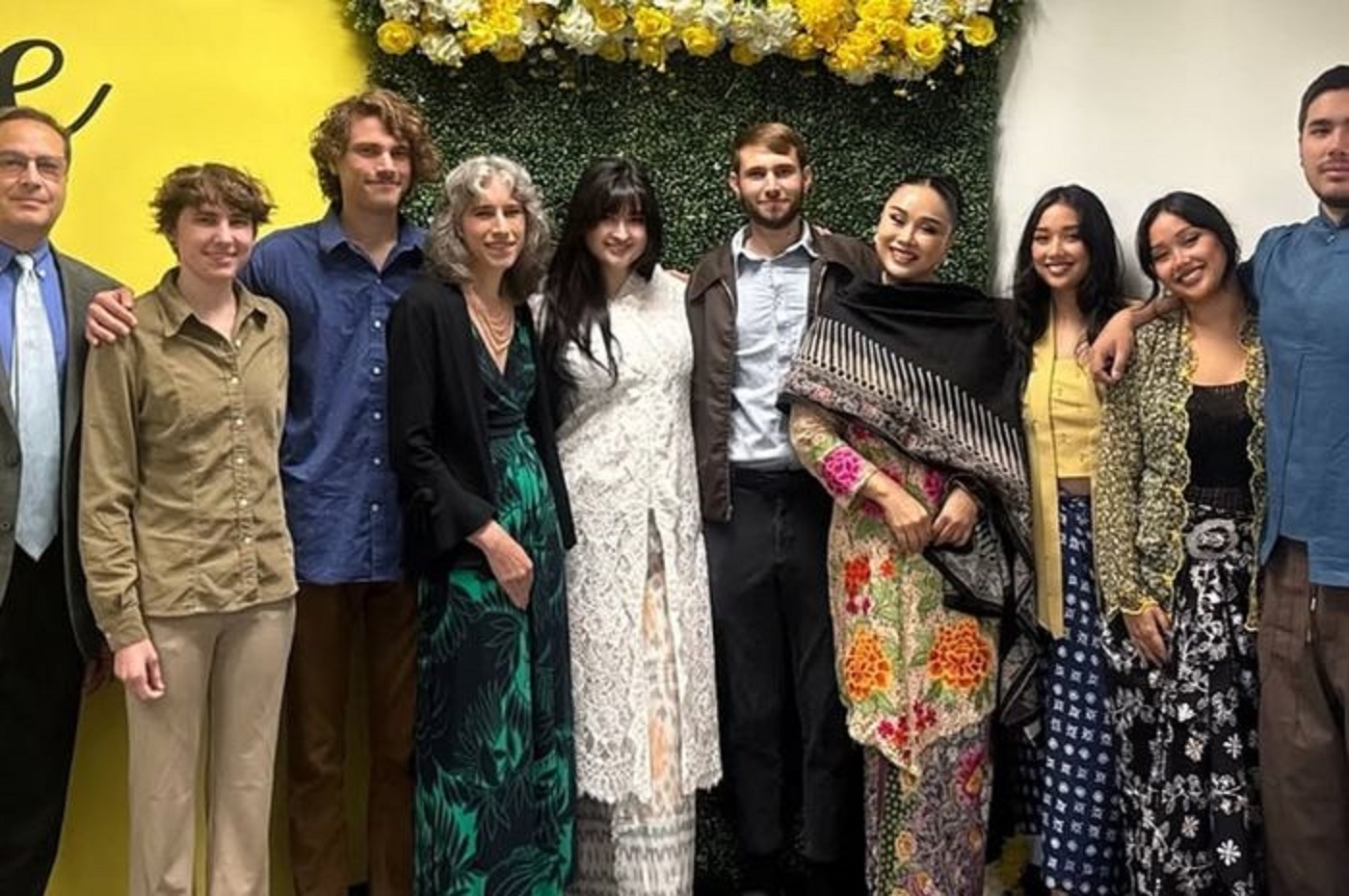 Pernikahan Stephanie Poetri dengan sang kekasih, Asher, yang diadakan di Beverly Hills Courthouse, Los Angeles, Amerika Serikat