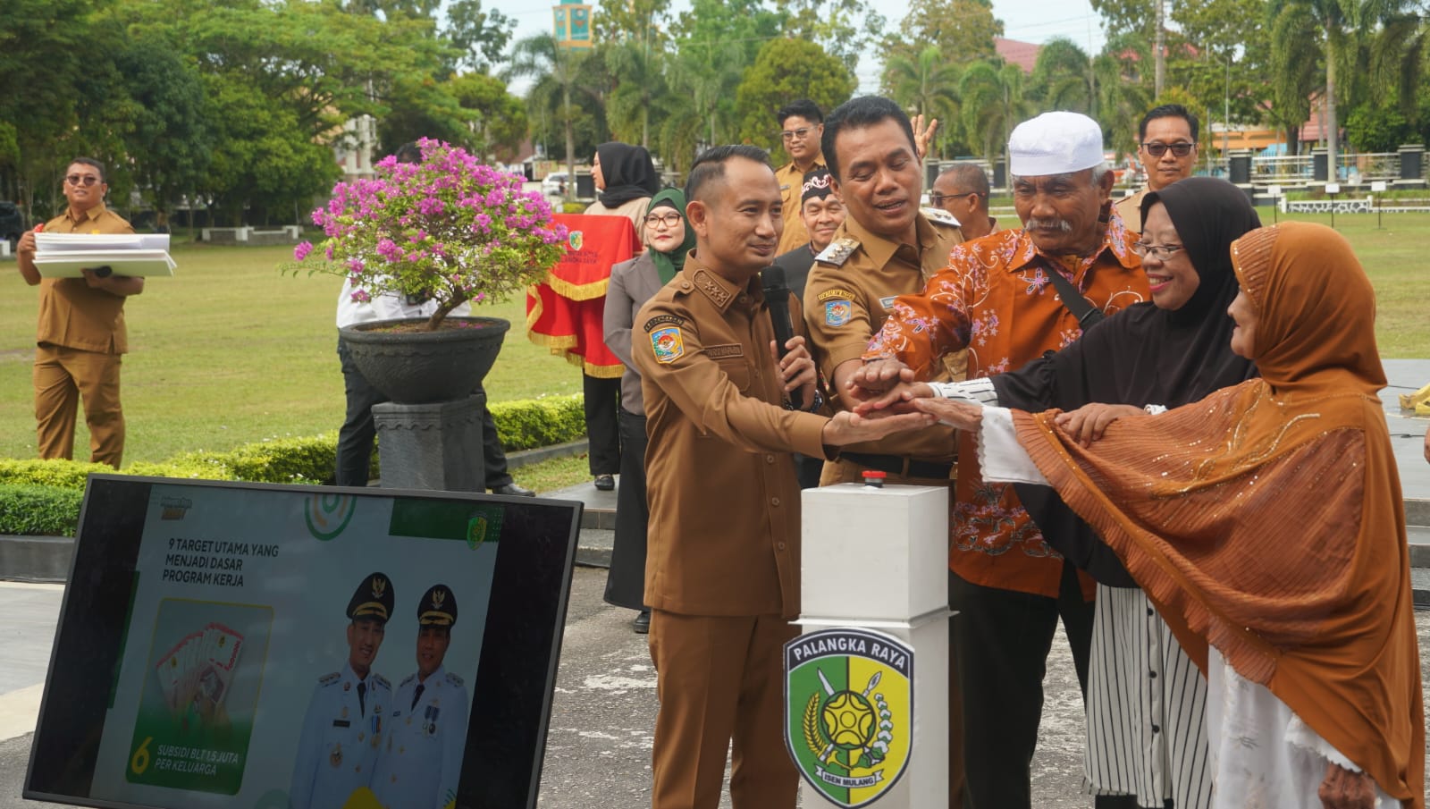 Wali Kota Palangka Raya dan Wakil Wali Achamd Zaini saat menyerahkan bantuan kepada masyarakat dalam masa 100 hari kerja.&nbsp;