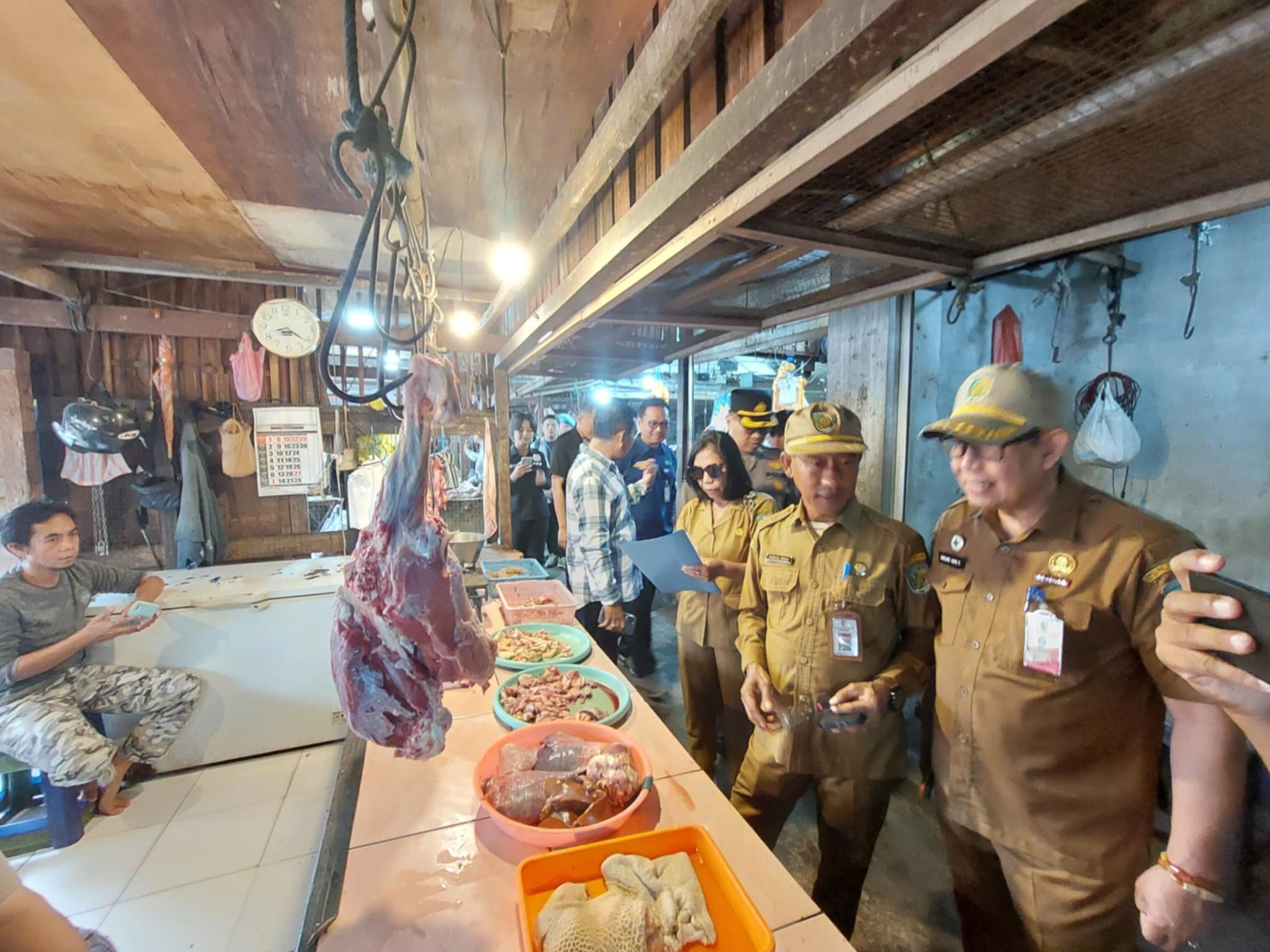 PENGAWASAN: Kepala DPKUKMP Kota Palangka Raya Samsul Rizal saat sidak ke sejumlah pasar tradisional, untuk memastikan stabilitas harga dan ketersediaan bahan pokok menjelang hari besar keagamaan.