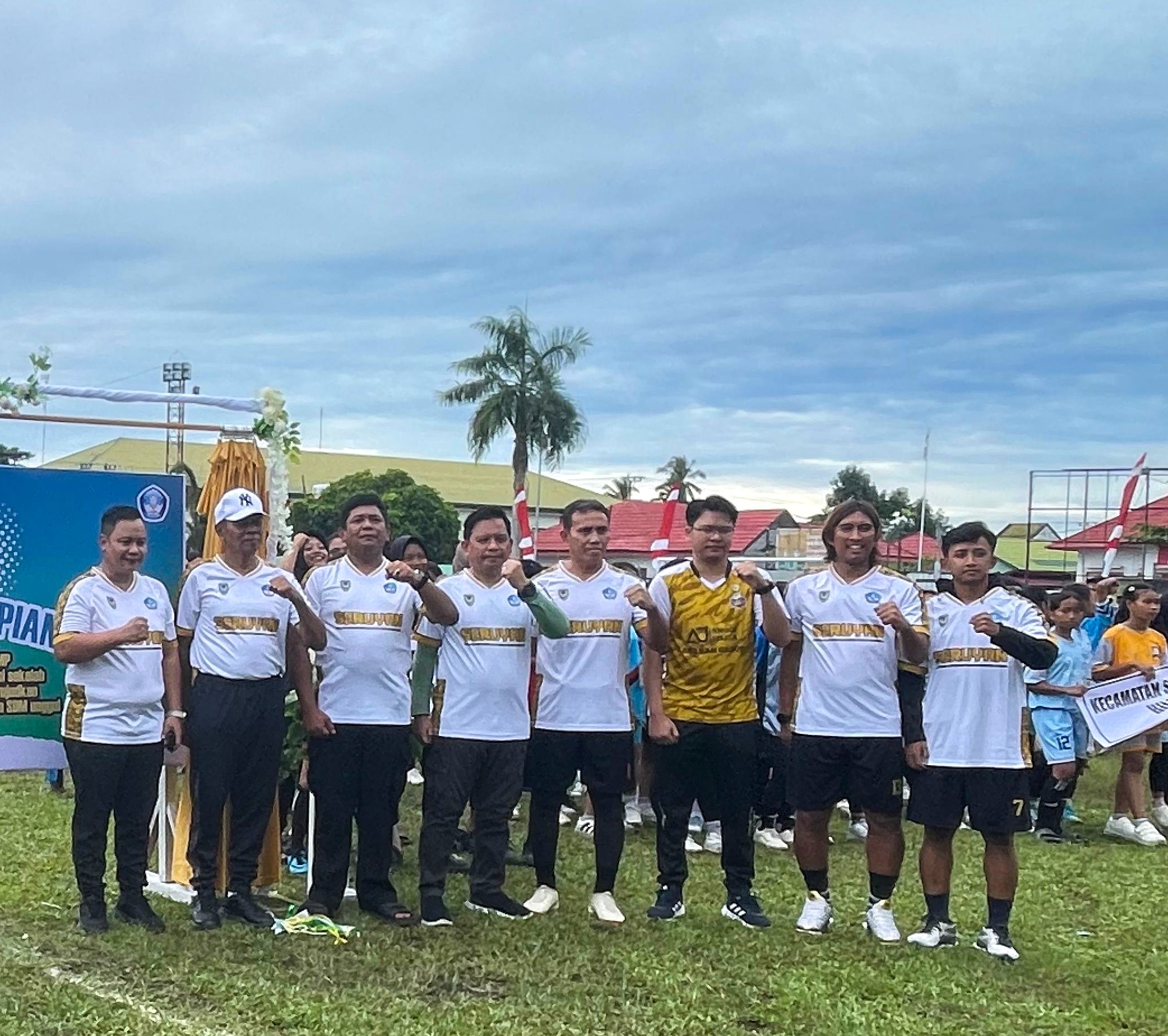 Nampak tiga eks pemain timnas Indonesia saat hadir di Kuala Pembuang, Kabupaten Seruyan saat pembukaan Gala Siswa Indonesia 2025.