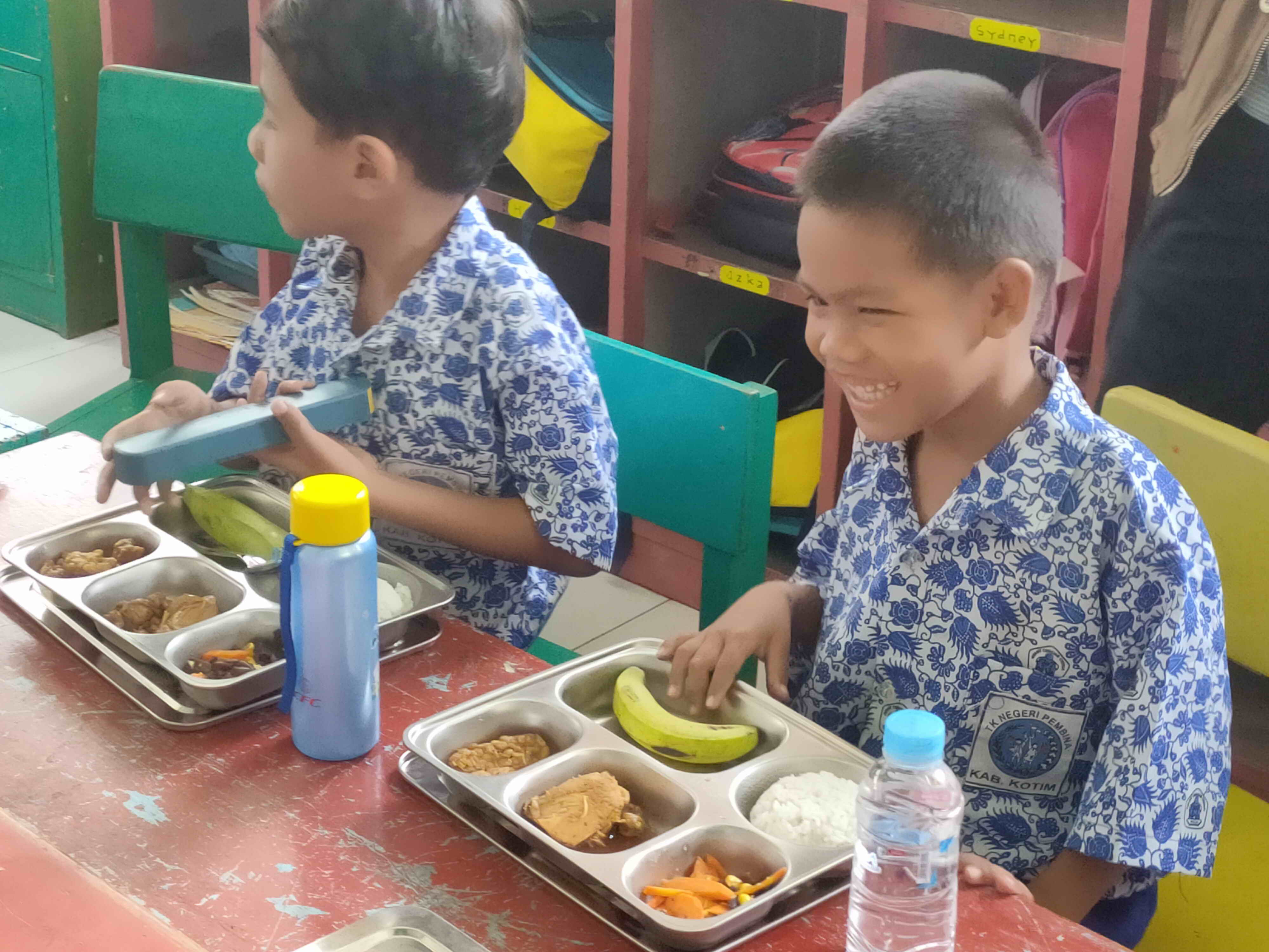 Anak anak TK Pembina Sampit menikmati makan bergizi gratis beberapa waktu lalu.
