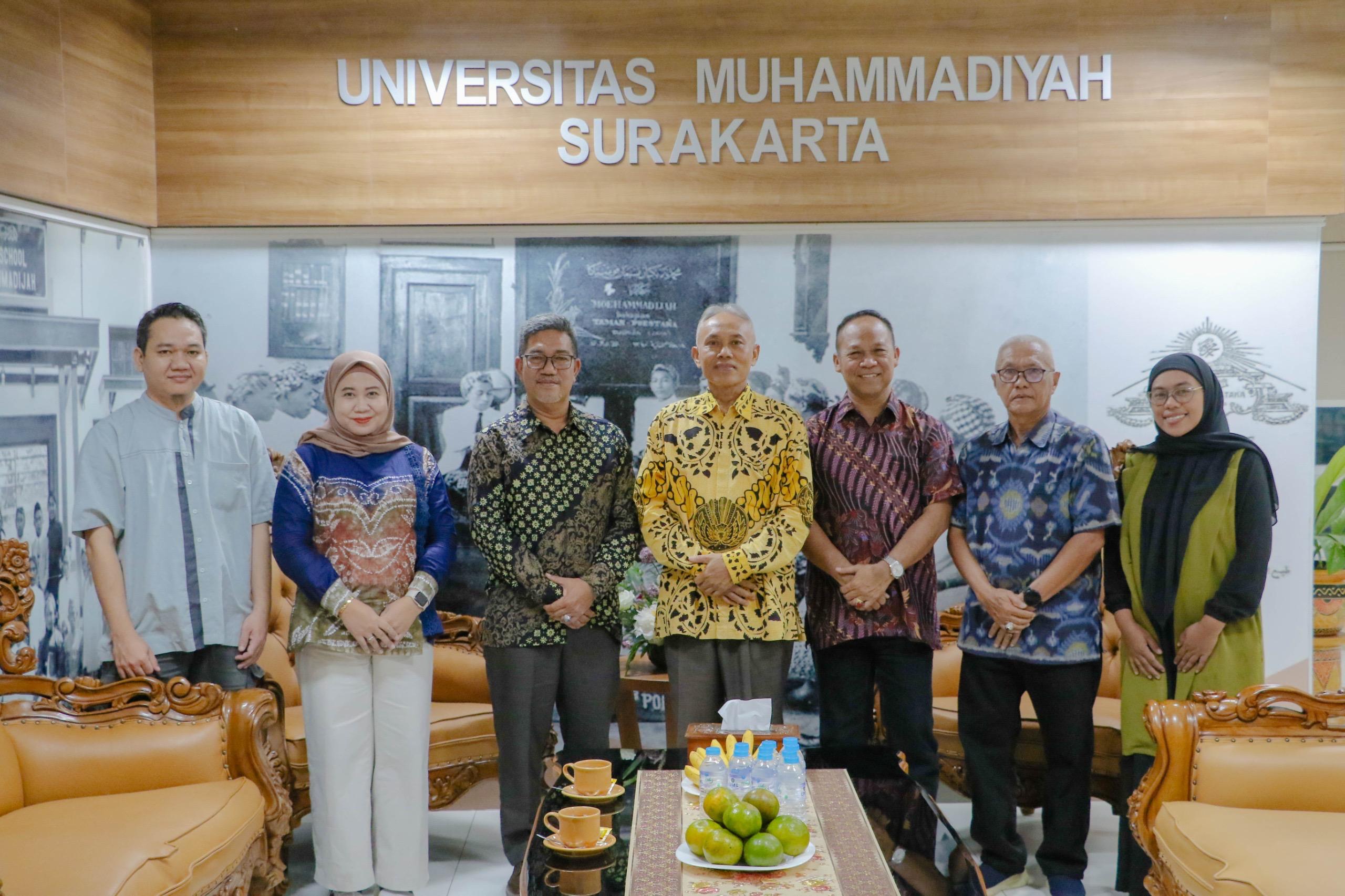 KUNJUNGAN :  Kunjungan Rektor UMSA Ramadansyah bersama jajaran yang disambut baik Rektor Universitas Muhammadiyah Surakarta Harun Joko Prayitno di Ruang Pertemuan Gedung Rektorat UMS, Kamis (22/5).