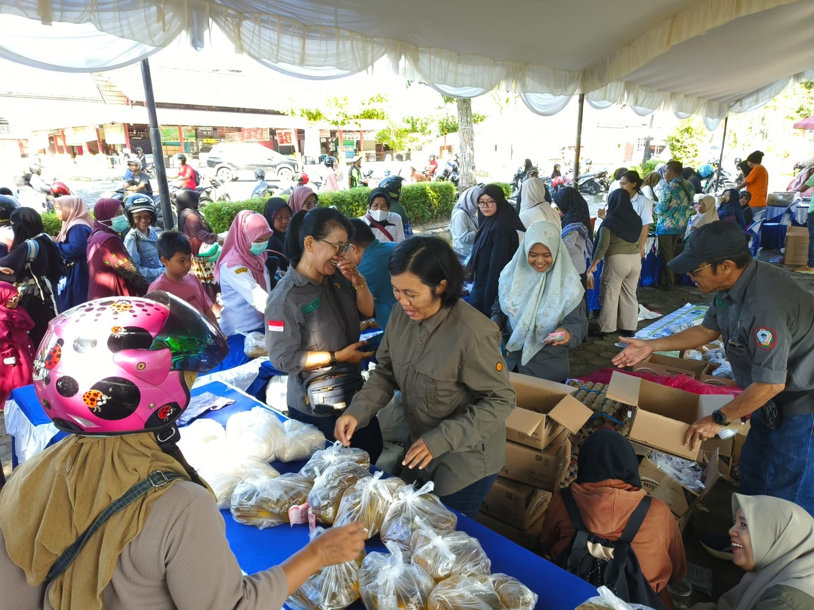 Kegiatan pasar murah yang digelar di kawasan Taman Kota Sampit, Rabu (4/6).